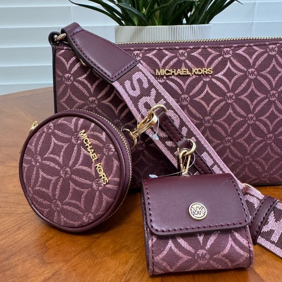 - Michael Kors crossbody - Picture 2 of 10